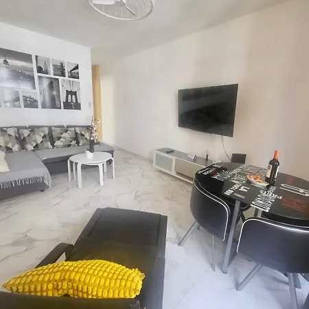 New Big Flat With Balcony 50mts Away From Parking Optional Apartment